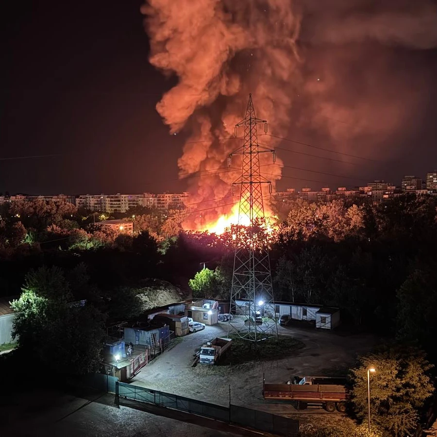 Tokom noći izbio veliki požar kod toplane na Novom Beogradu (FOTO)