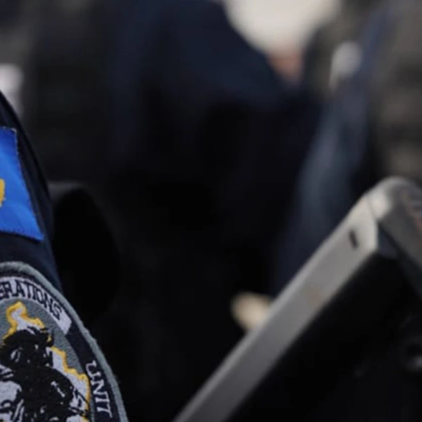 Istraga zbog policijske represije nad uhapšenima na Gazimestanu: Kad Kosovska policijska osluškuje ko šta peva i nosi na majici (VIDEO)