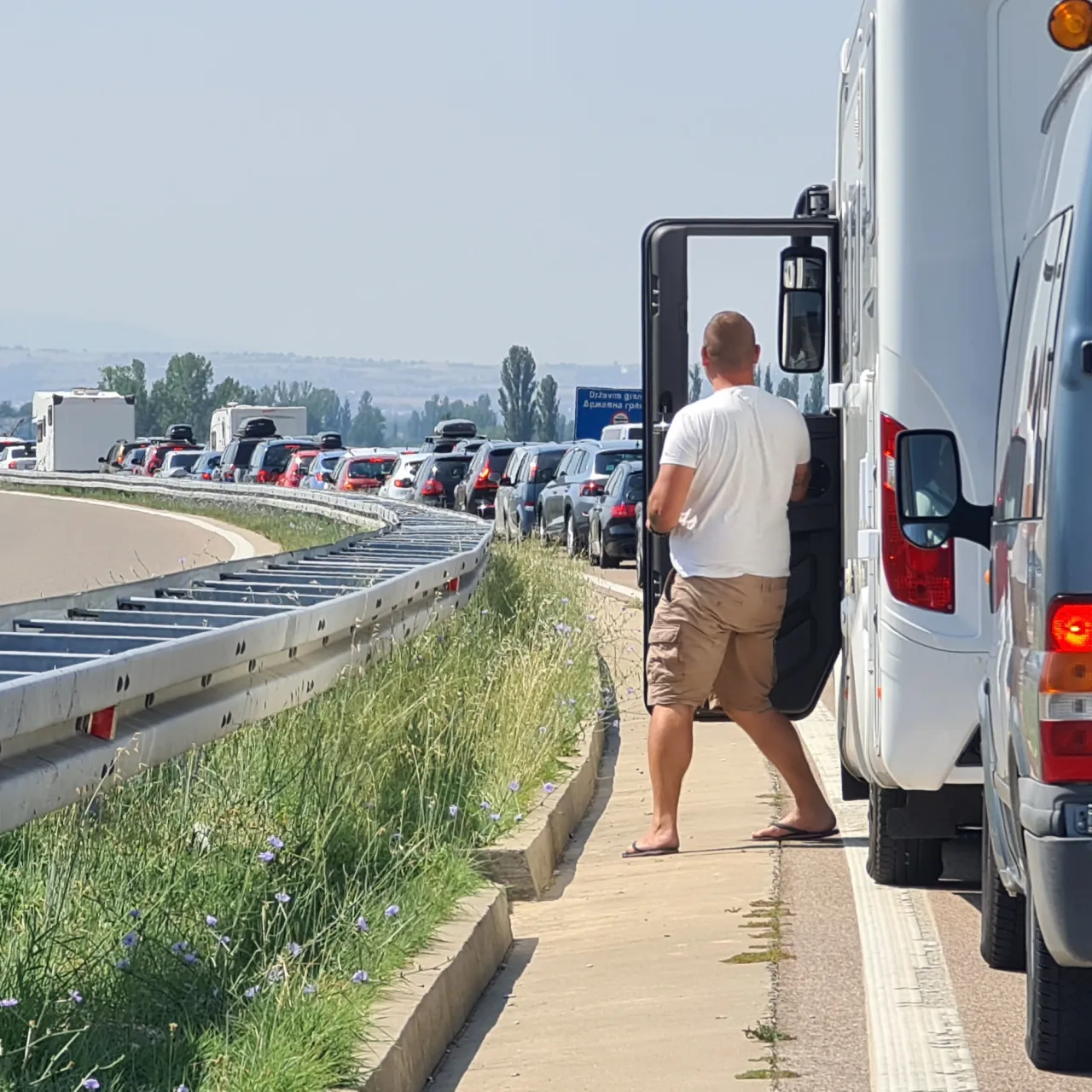 Automobili na Gradini čekaju pet sati a u Preševu sat i po da izađu iz Srbije