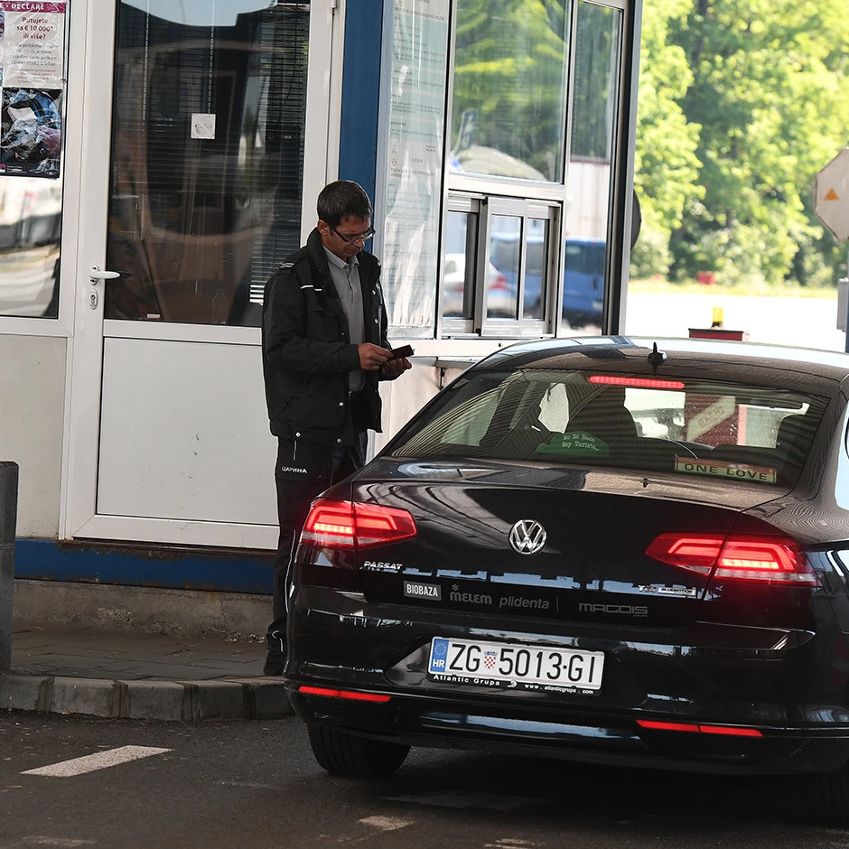 Kakva je situacija na granicama sa Crnom Gorom i Hrvatskom: Automobili brzo prolaze Šid, velike gužve na Gostunu (VIDEO)