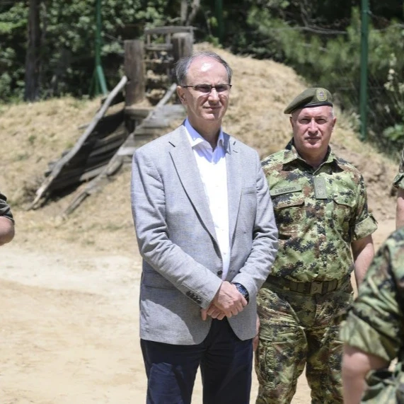 Macut i Gašić obišli vojnike u Kopnenoj zoni bezbednosti sa Kosovom i Metohijom