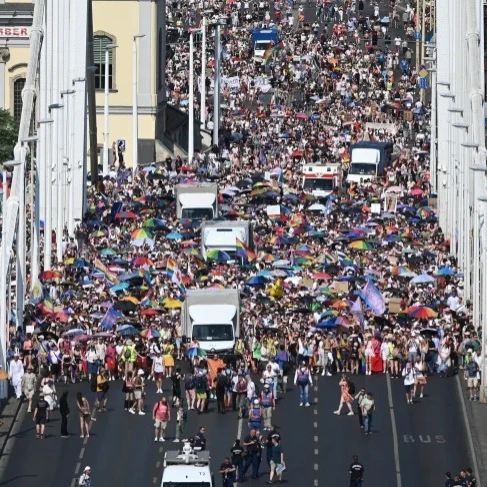 Više od 10.000 ljudi na prvom Prajdu u Budimpešti posle poraza Orbana