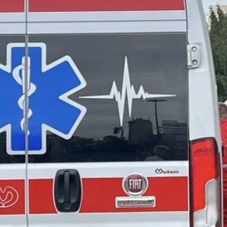 Motociklista teško povređen u saobraćajnoj nesreći u Nišu, prebačen u Klinički centar na reanimaciju