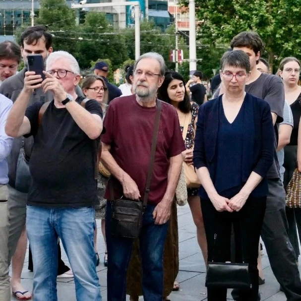 Na Trgu republike komemorativni skup povodom godišnjice genocida u Srebrenici i protest zbog obeležavanja dana sećanja
