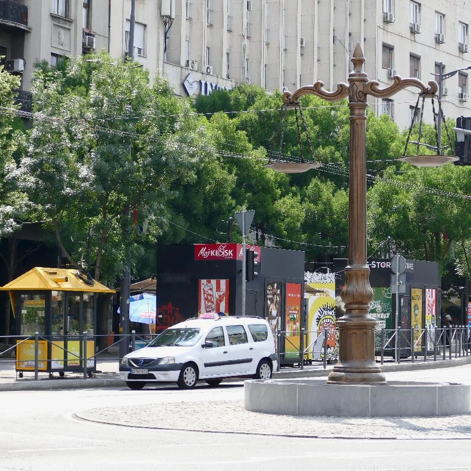Otkriveno Šapićevo "iznenađenje": Kako građani reaguju na skulpturu postavljenu na Terazijama (VIDEO)