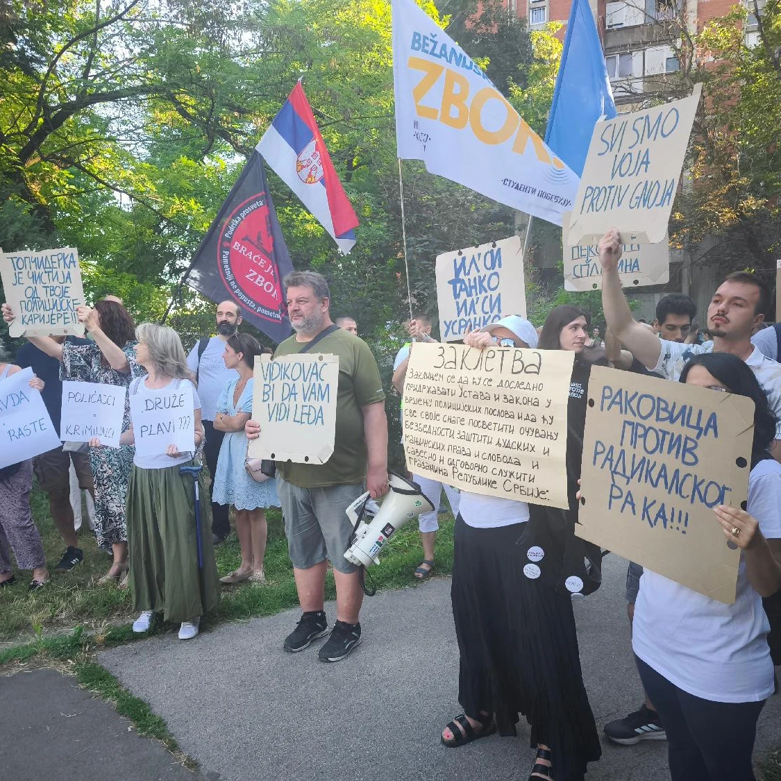 Protest ispred Policijske stanice Rakovica: Okupljeni traže smenu načelnika policije (FOTO)