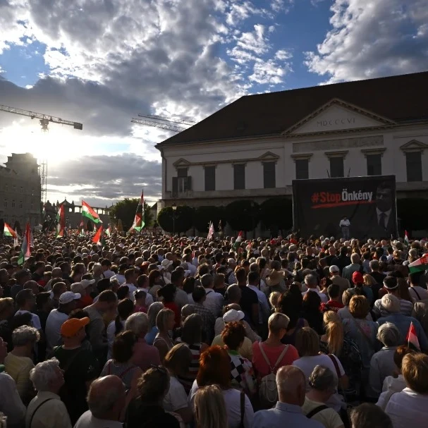 Orbanove pristalice protestovale u Budimpešti protiv smene predsednika Tamaša Suljoka