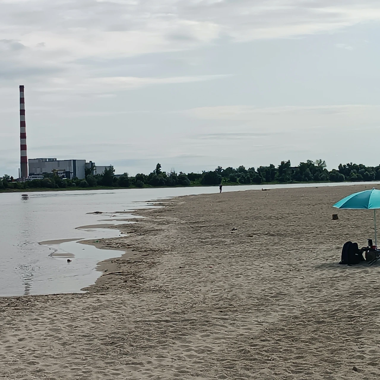 Nizak vodostaj Dunava otkrio peščane sprudove u Novom Sadu (FOTO)