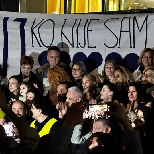 Građani i novinari ispred redakcije Nove: Zaposleni odbili ponudu za odlazak