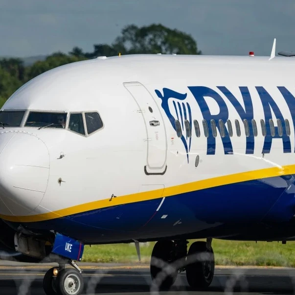 Rajaner tvrdi da su njegovi avioni bezbedni nakon što je putnik zamalo ispao kroz prozor