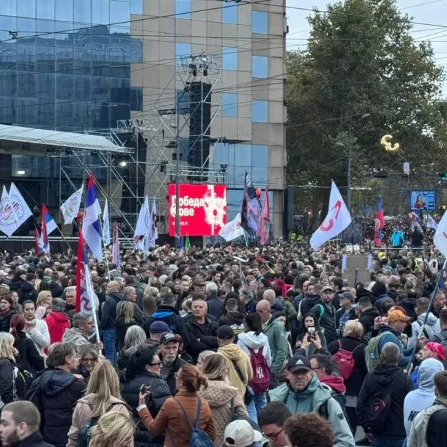 BLOG UŽIVO Predizborni skup Studentske liste na Slaviji: Pristiže više kolona građana i studenata, policija u Pionirskom parku (VIDEO)