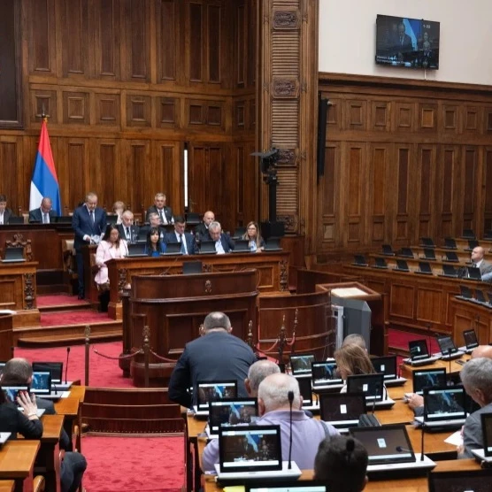 Poslanici nastavljaju raspravu o 18 tačaka dnevnog reda vanrednog zasedanja