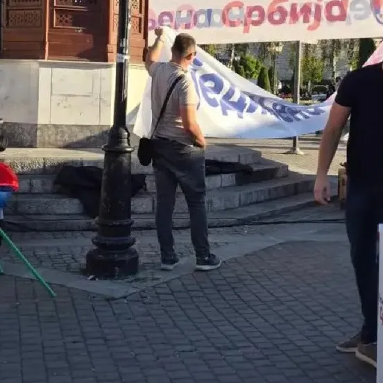 Incidenti ispred štandova SNS-a u Novom Sadu, građani prijavljuju dim od pirotehnike