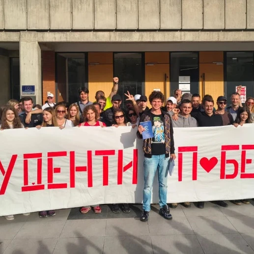 Студент приведен на аеродрому пуштен да се брани са слободе, уз забрану напуштања боравишта