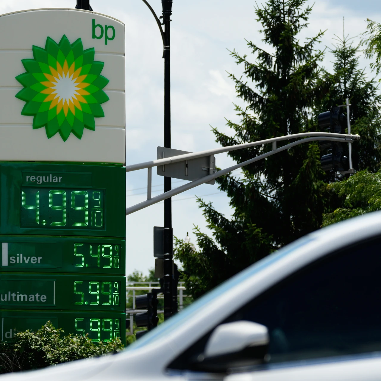 Cene benzina u SAD ponovo premašile četiri dolara po galonu zbog Bliskog istoka
