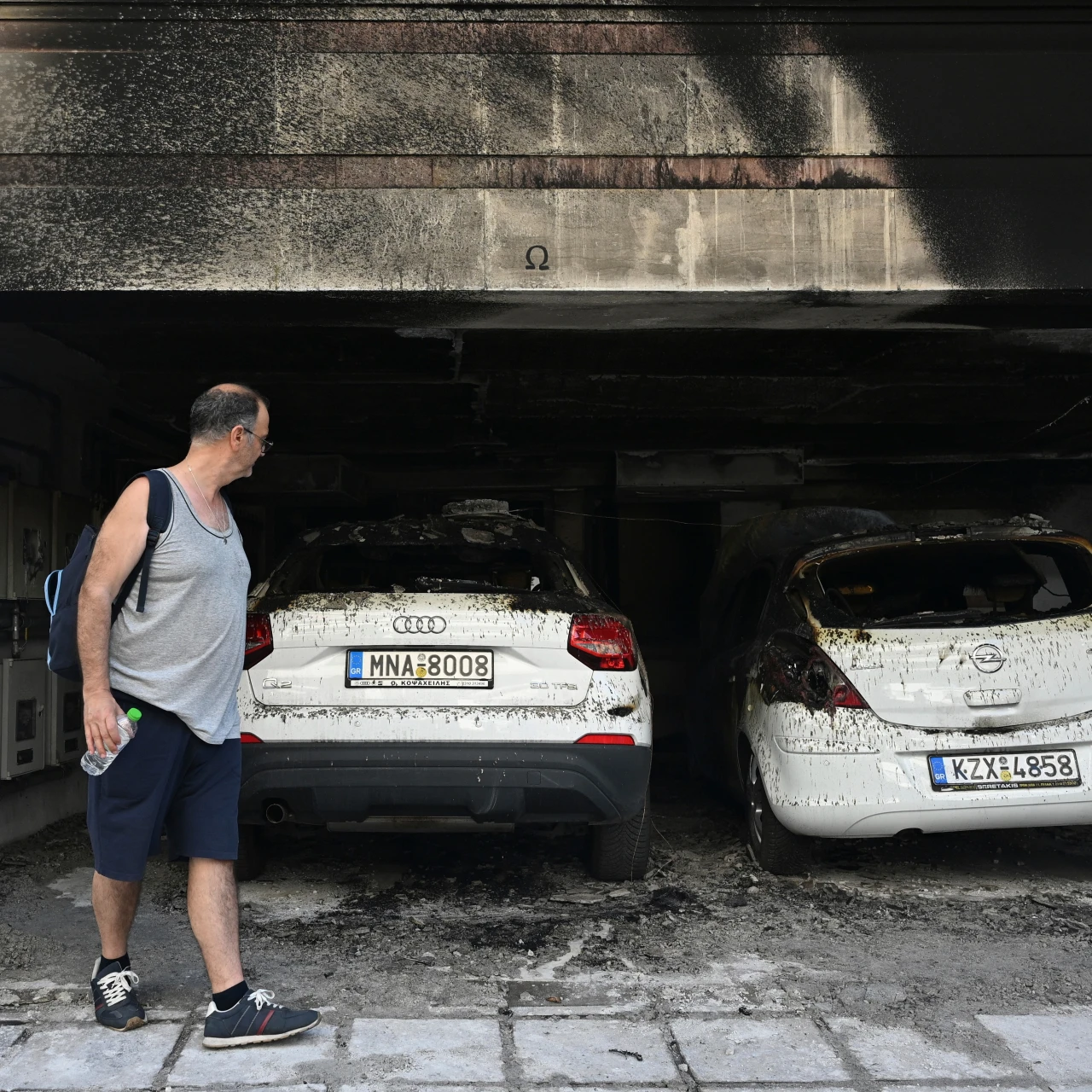 U Grčkoj napadi zapaljivim bombama na političare, jedna političarka povređena, njena majka poginula (FOTO)