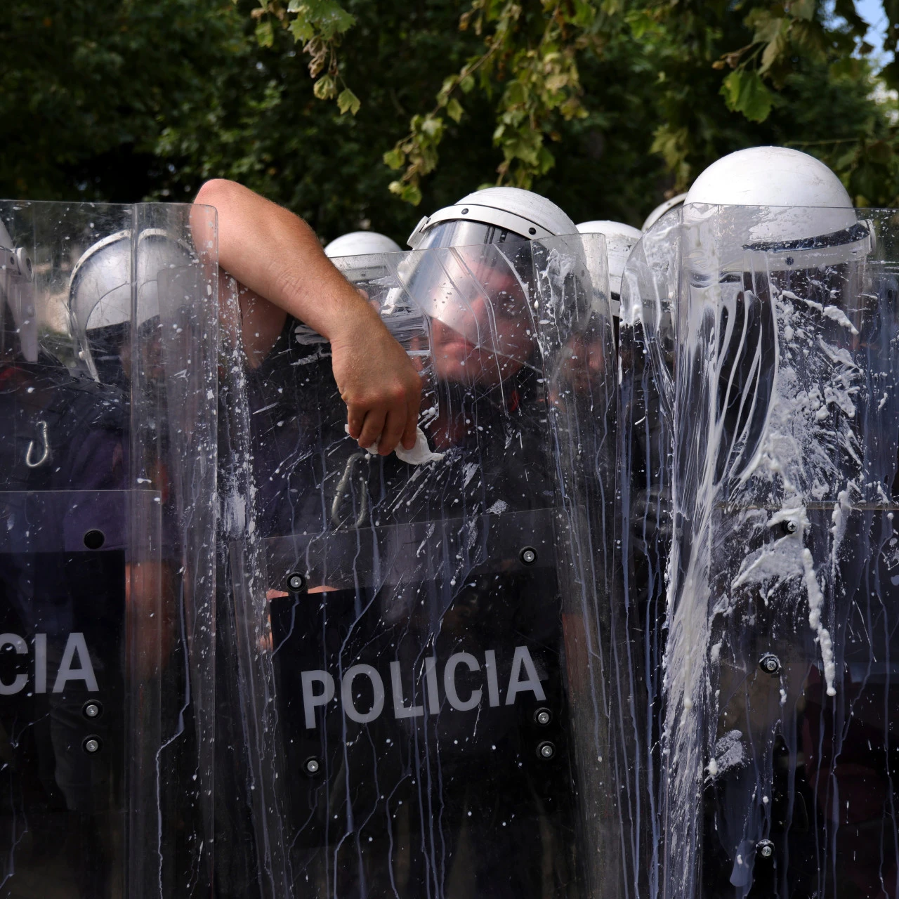 Sukobi policije i demonstranata u Albaniji, upotrebljeni vodeni topovi i suzavac