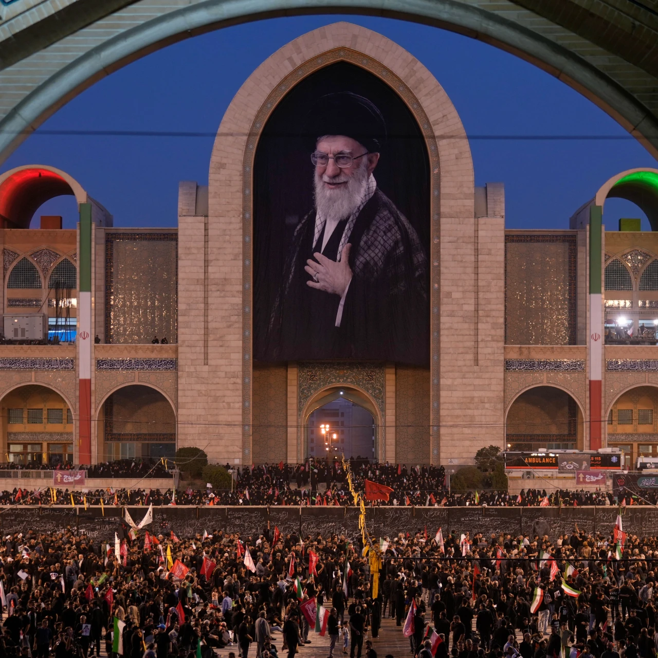 Reke ljudi na ulicama Teherana: Iran se oprašta od poginulog ajatolaha Alija Hamneija (FOTO)