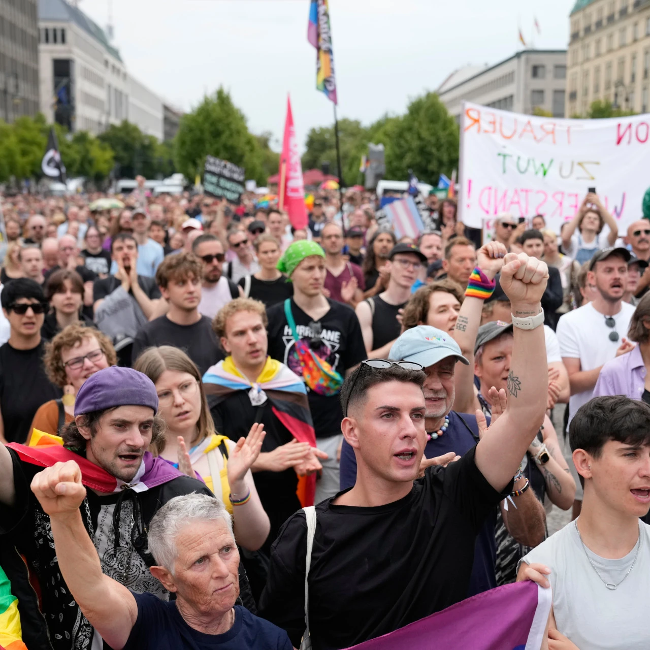 „Od tuge preko besa do otpora“: Hiljade ljudi pružile podršku nakon napada u Berlinu, vlasti sumnjaju na teroristički čin