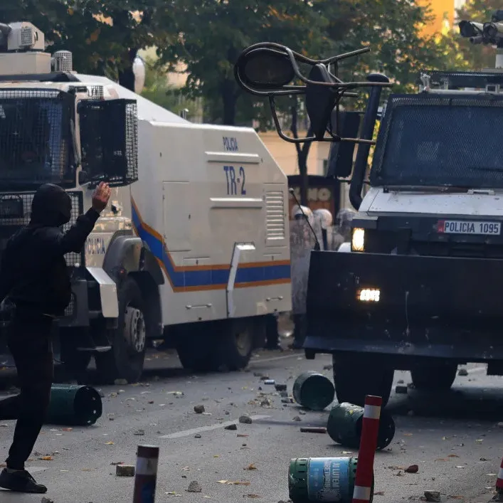 Nasilni protesti u Tirani: Zapaljene zgrada Ministarstva obrazovanja i banke, policija koristi vodene topove i suzavac (FOTO)