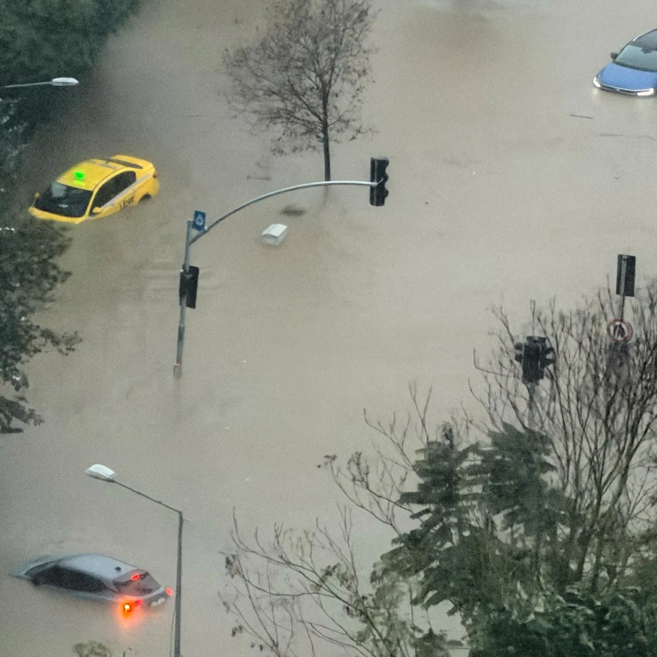 Najmanje dve osobe, među kojima i dete, poginule usled poplava u Istanbulu