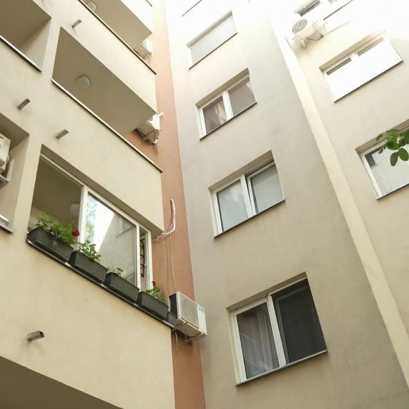 Stanari iz Vojvode Stepe u trouglu banka-sud-investitor: Porodice mogu da ostanu bez stana zbog duga koji nije njihov (VIDEO)