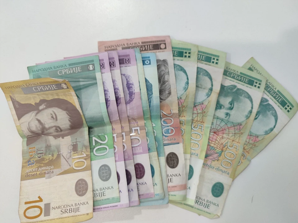 Srednji kurs dinara za evro sutra 117,3871 dinara