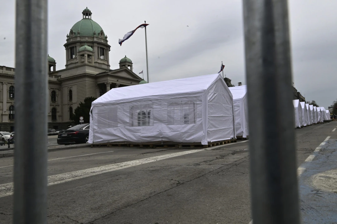 Skupština se vraća u senci protesta: Šatori ispred parlamenta, opozicija podeljena, vlast gura zakone Skupština se vraća u senci protesta: Šatori ispred parlamenta, opozicija podeljena, vlast gura zakone